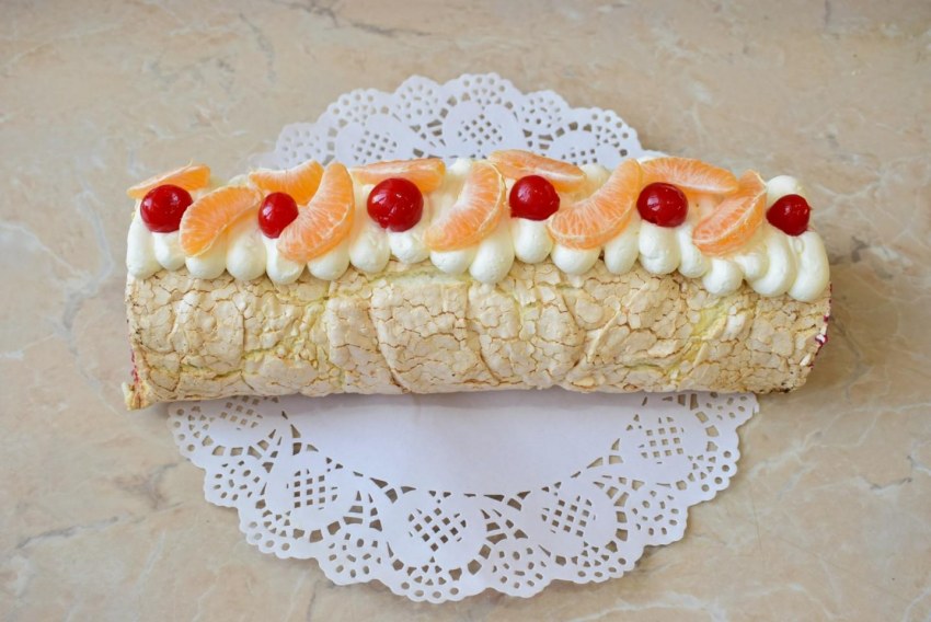 Меренговый рулет с манго