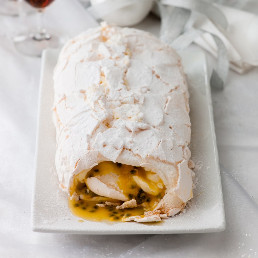 Миндальный меренговый рулет