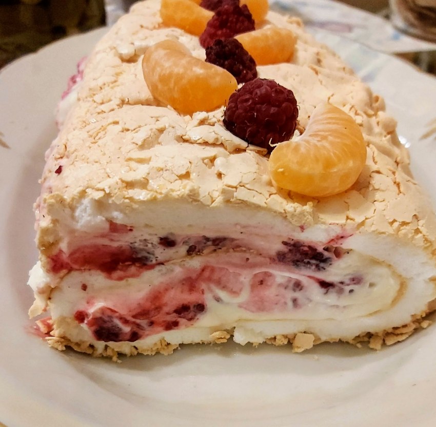 Меренговый рулет Сникерс