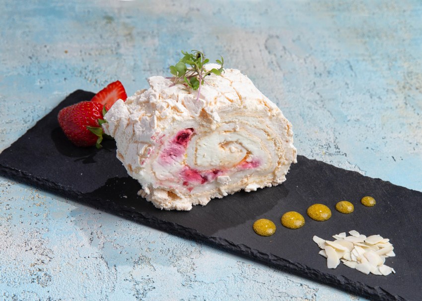Меренговый рулет с персиками консервированными