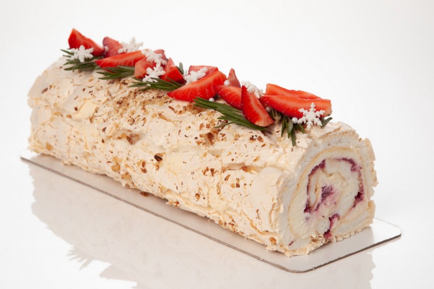 Меренговый торт с маскарпоне и малиной