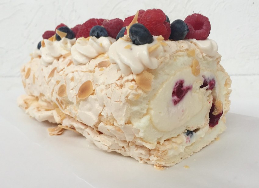 Меренговый рулет с клубникой