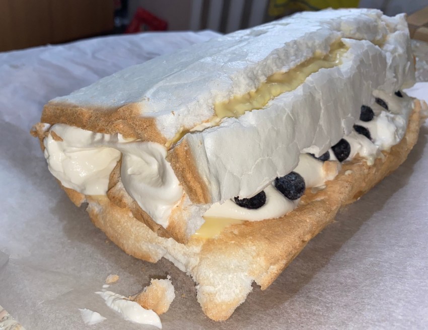 Меренговый рулет с лимонным кремом