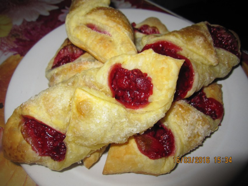 Слойки с малиной