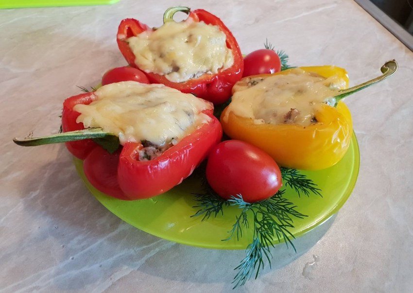 Фаршированные лодочки из перца