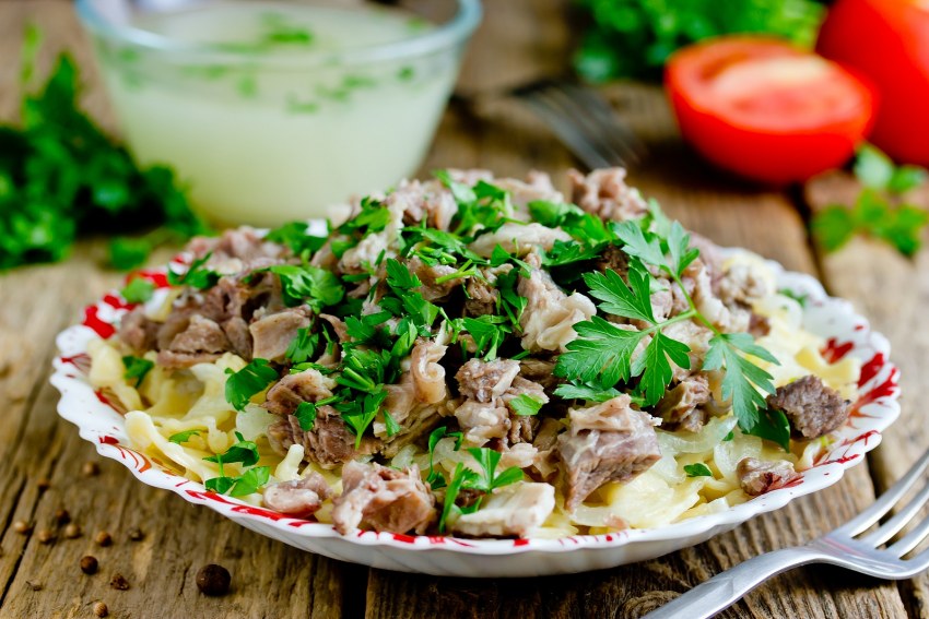 Лук нарезанный полукольцами пассерованный