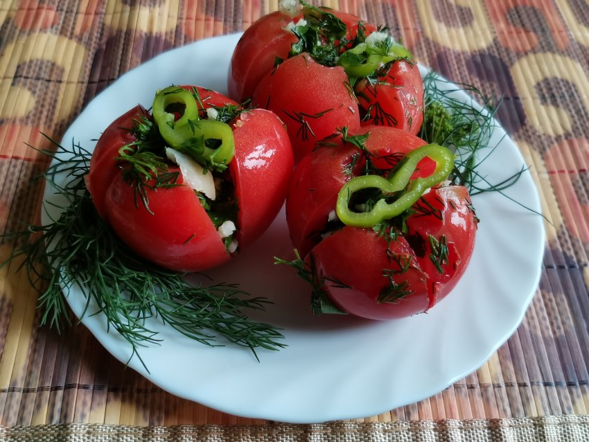 Помидоры с начинкой на праздничный