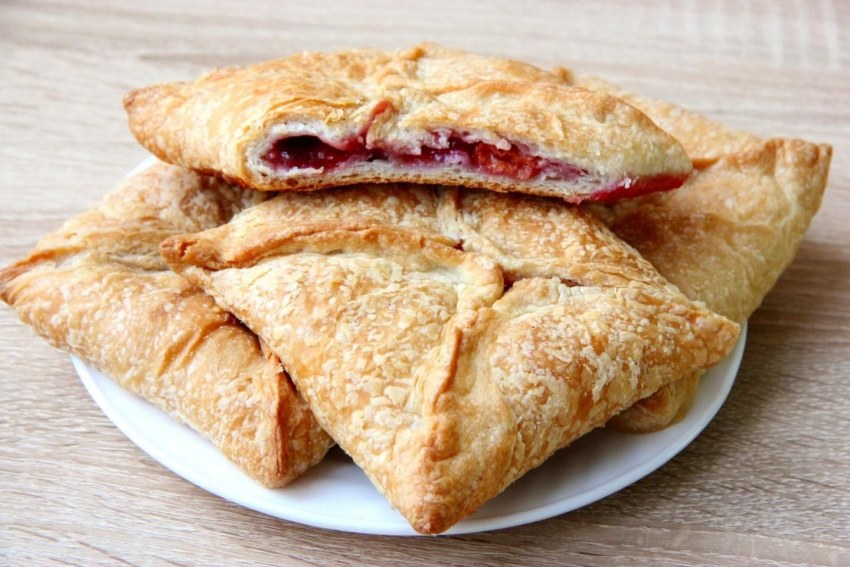 Слойки с вишней
