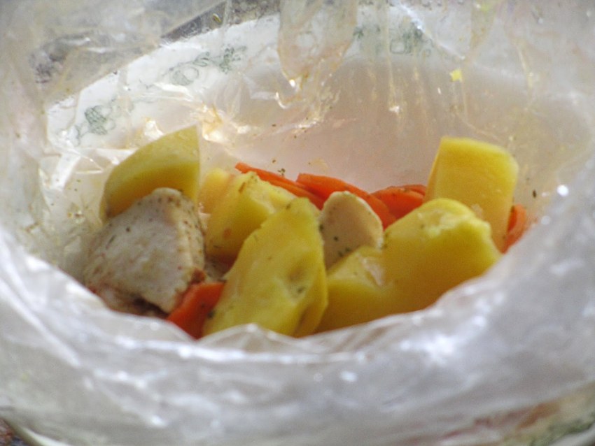 Утка кусочками в рукаве с яблоками