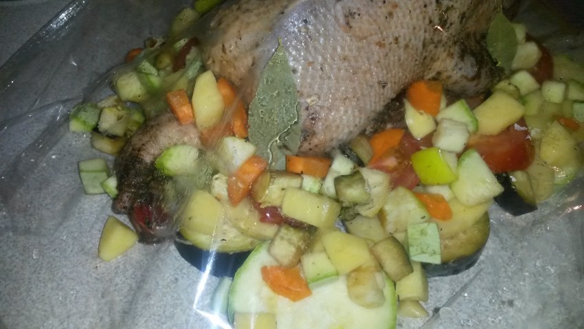 Утка тушеная кусочками с картошкой в кастрюле