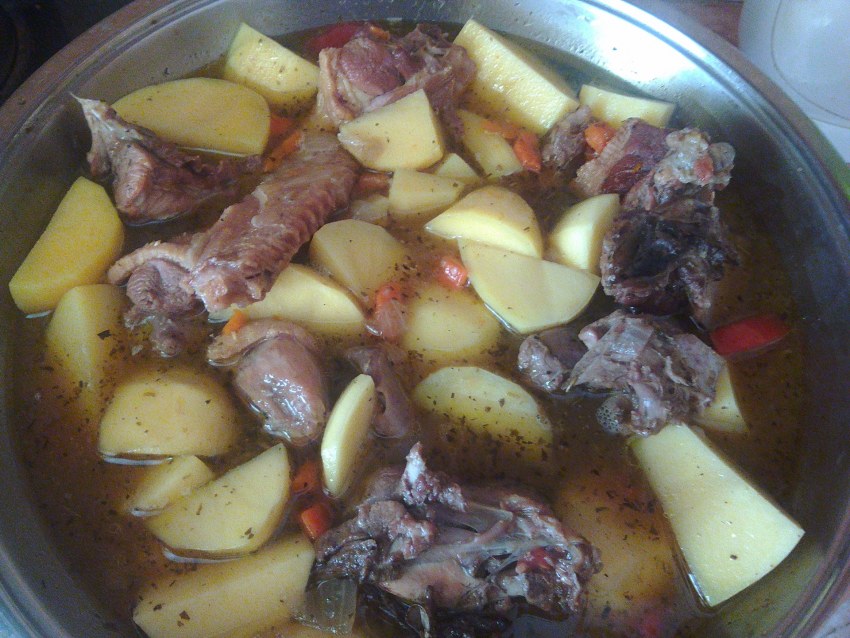 Дикая утка в духовке с картошкой