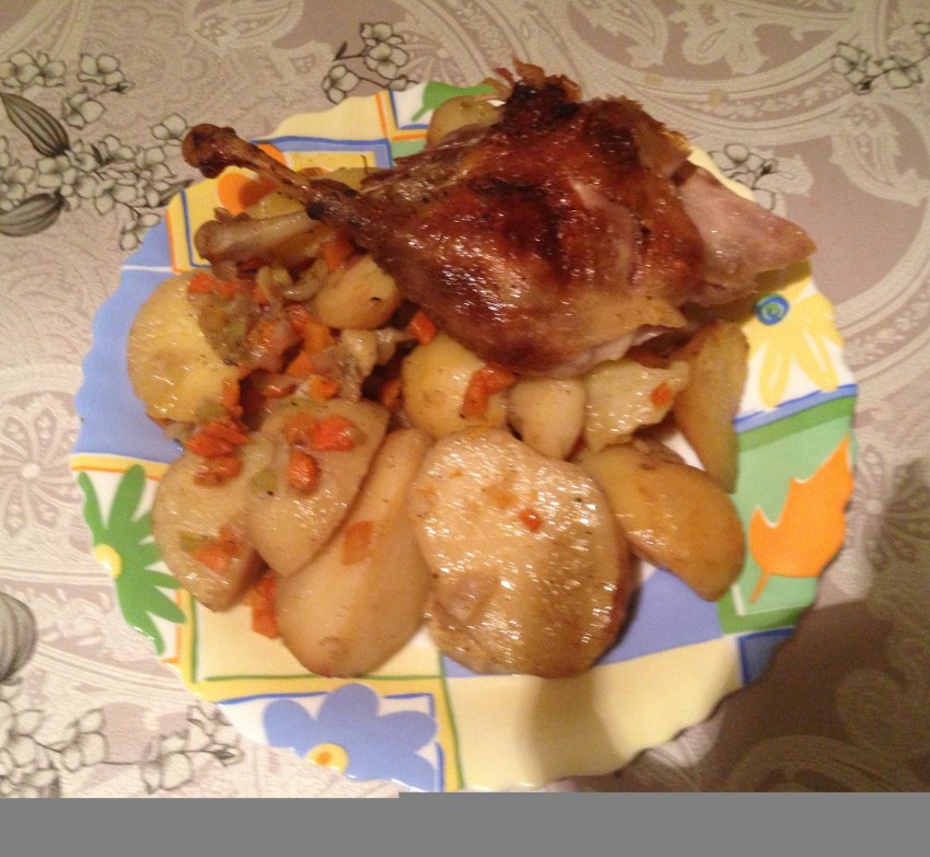 Зажаренная утка в духовке с румяной корочкой