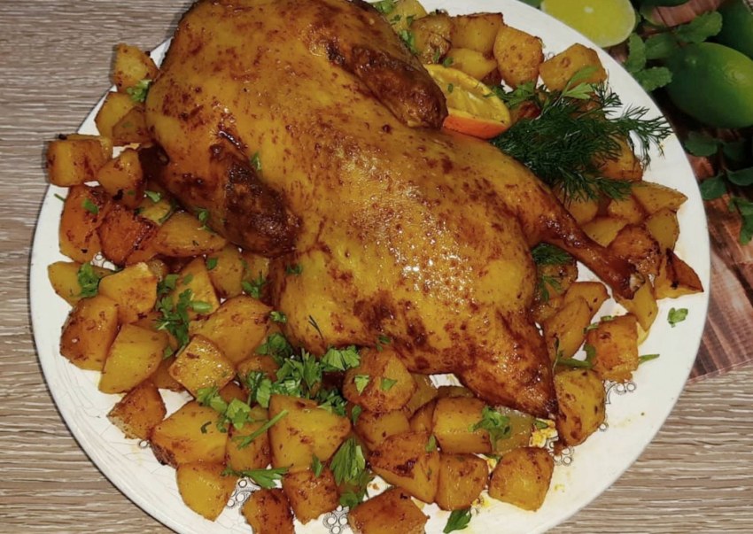 Утка в духовке с яблоками и черносливом