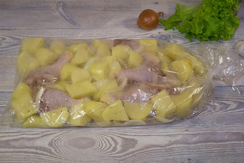 Ножки с картошкой в рукаве
