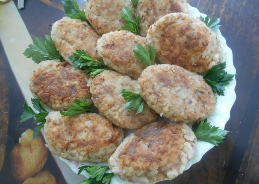 Рыбные котлеты из консервы сайры