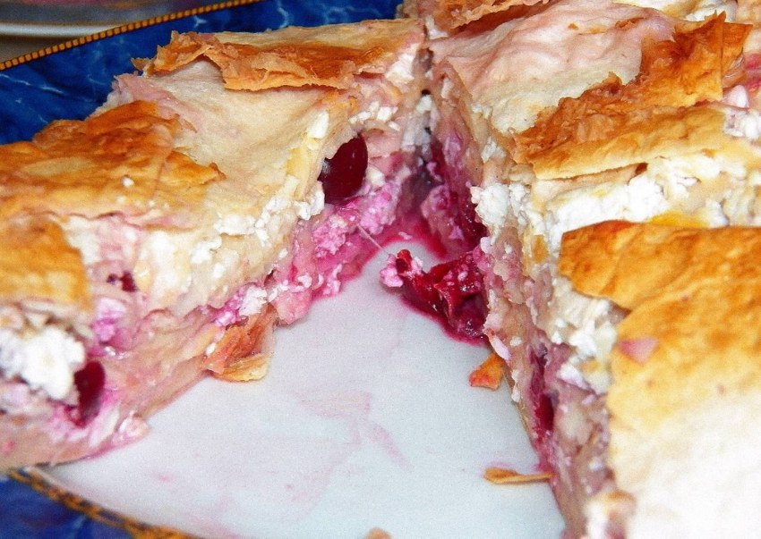 Пирог из лаваша с творогом и вишней
