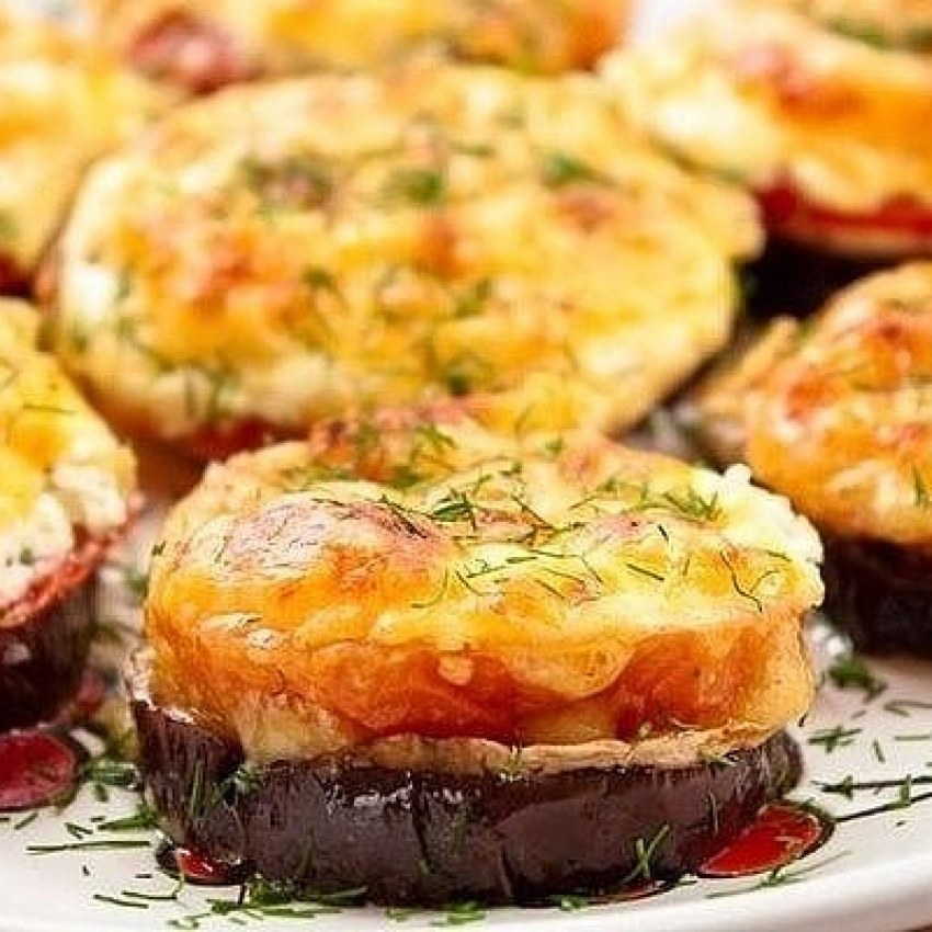 Баклажаны с помидорами и сыром