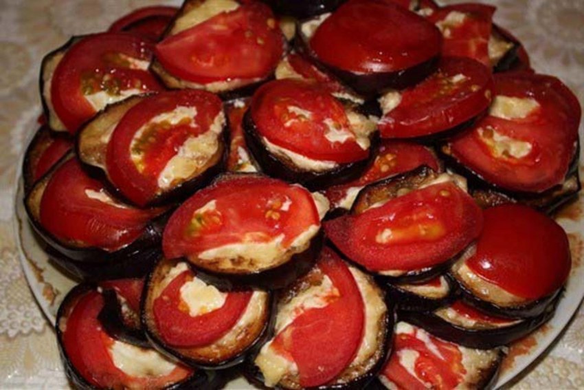 Баклажаны кружочками с помидорами и чесноком