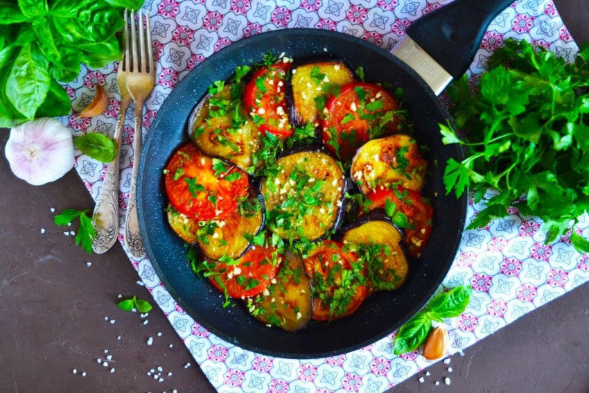 Баклажаны запеченные с помидорами и сыром