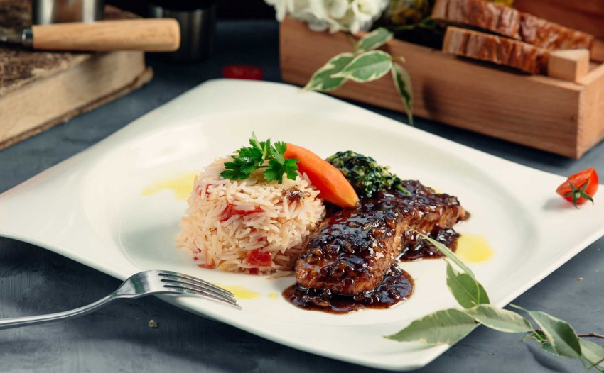 Стейк с рисом и овощами