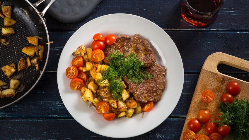 Стейк с овощами и картофелем