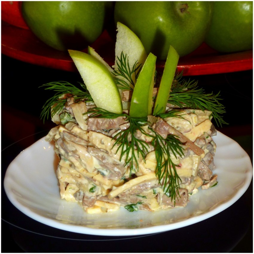 Салат с печенкой и яблоком