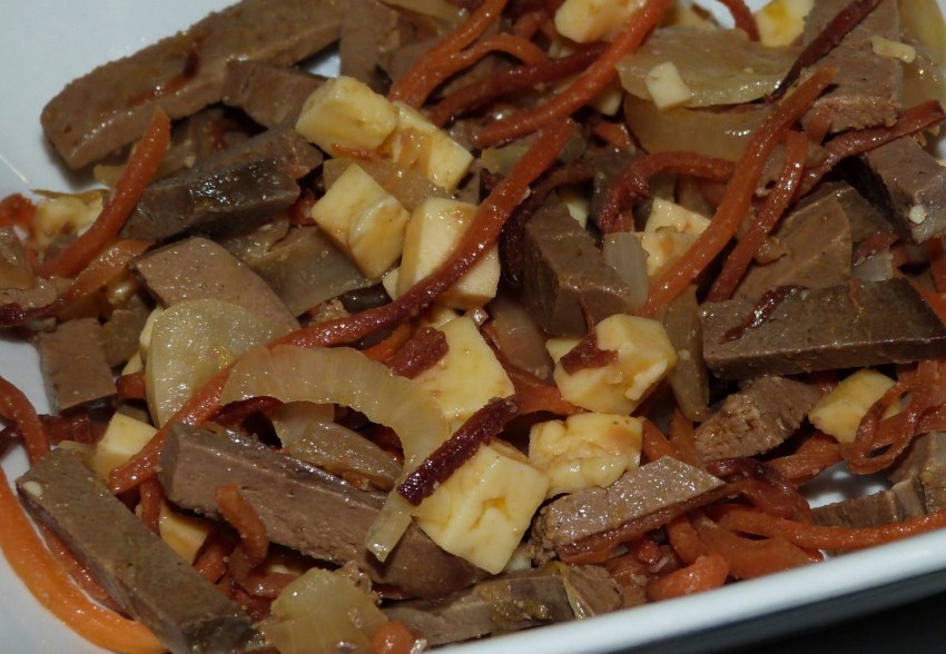 Печень с яблоками и морковью