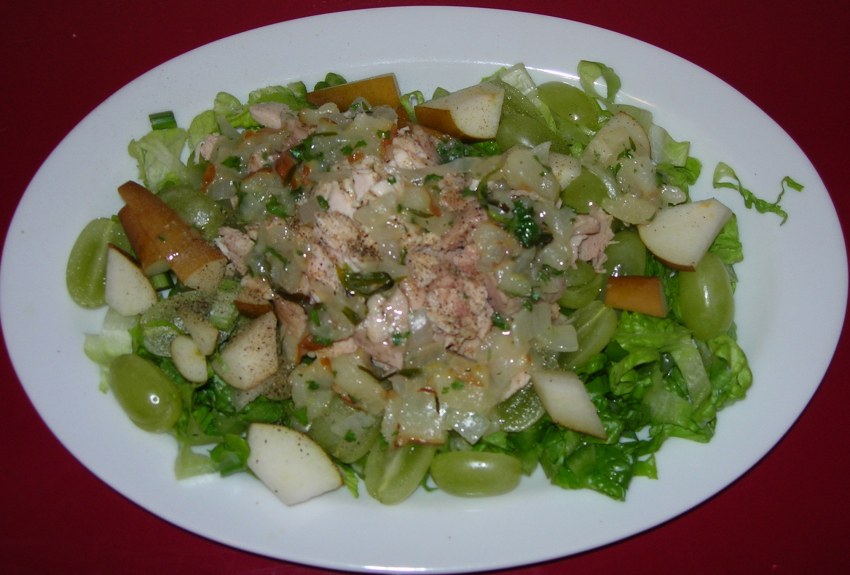 Салат с печенью и грушей
