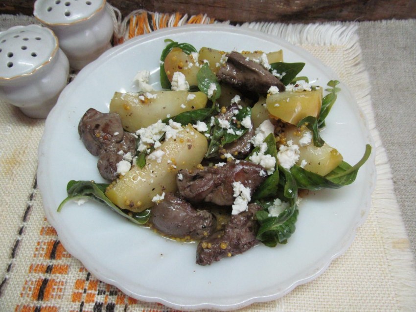 Салат из куриной печени с яблоками