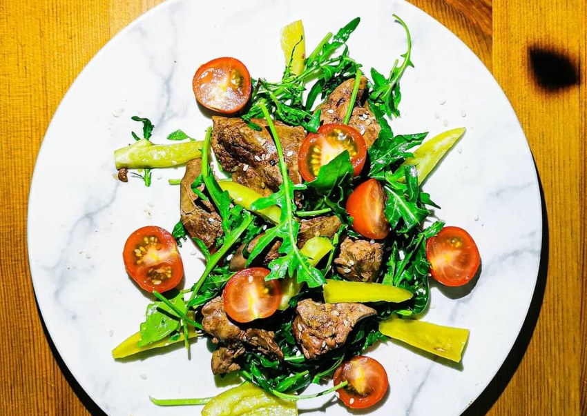 Салат теплый с куриной печенью и рукколой