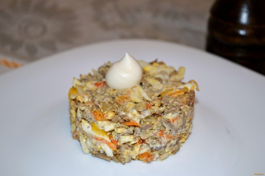 Салат из куриной печени с листьями салата
