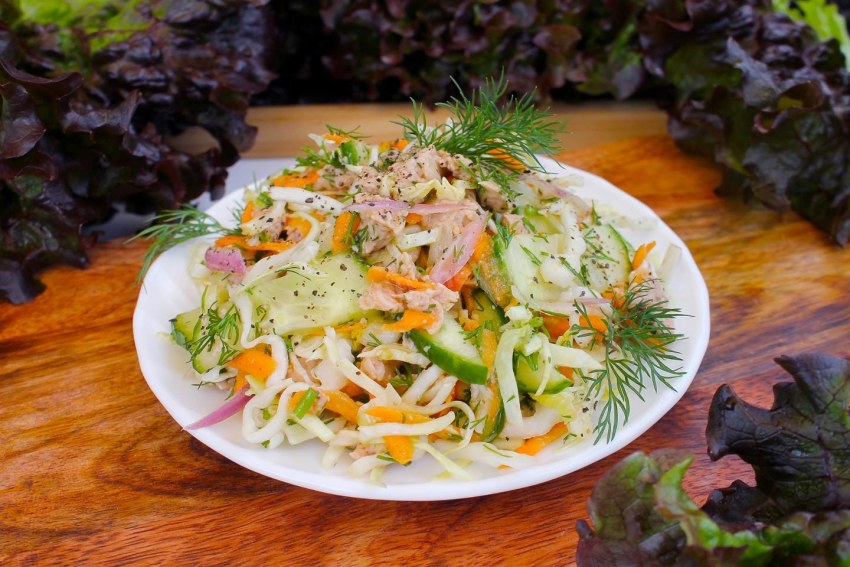 Салат с куриной печенью рукколой и помидорами