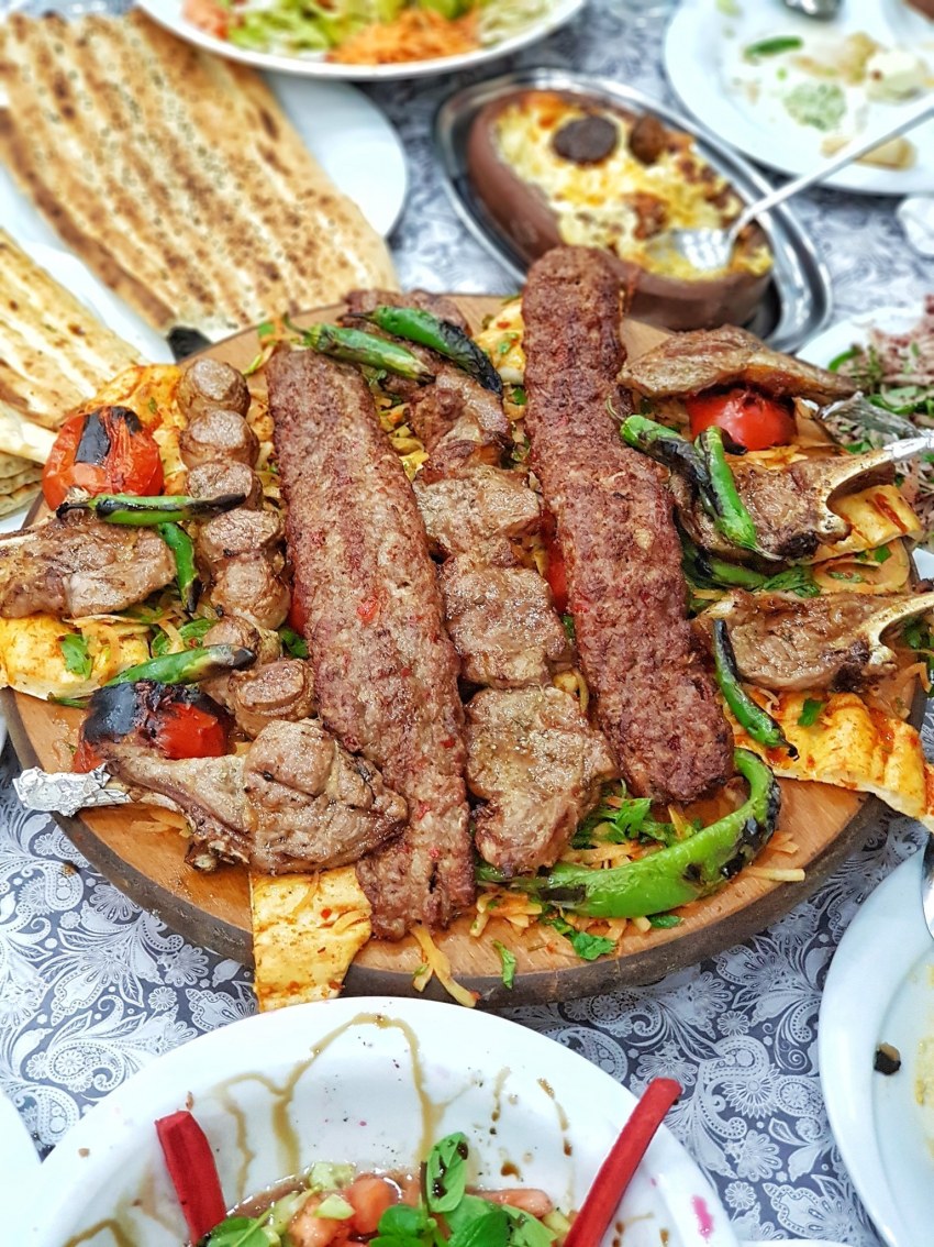 Turkish kebab. Адана кебаб. Урфа кебаб. Адана кебаб турецкая кухня. Урфа кебаб турецкая кухня.