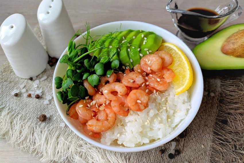 Боул с креветками и киноа