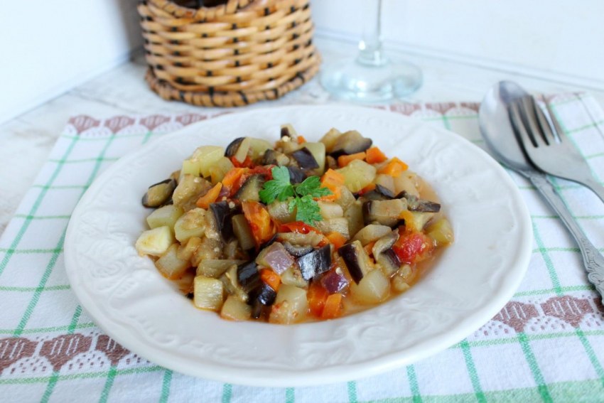 Овощное рагу с кабачками и баклажанами