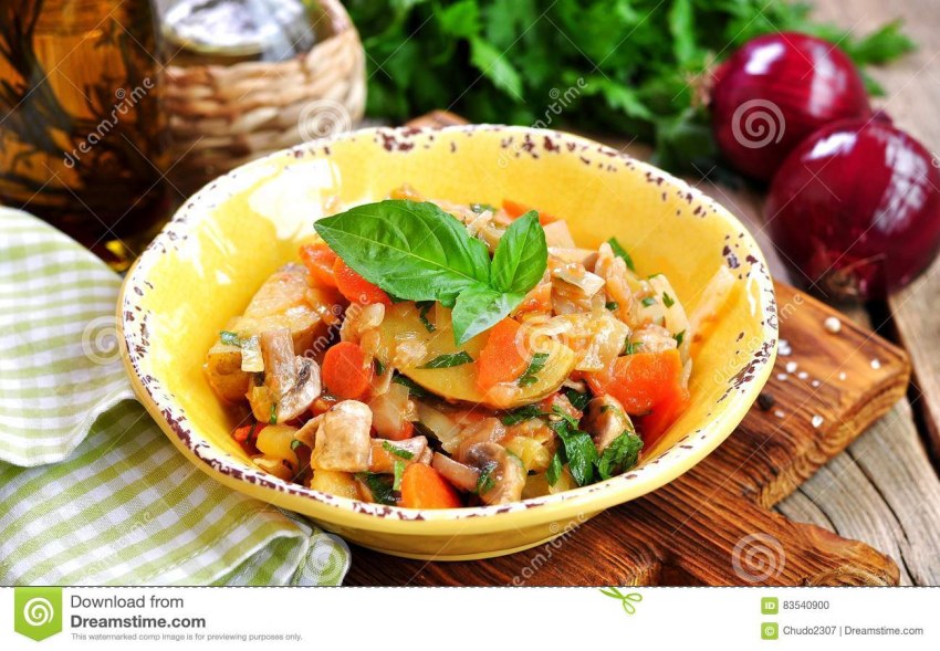 Овощное рагу с грибами и картошкой
