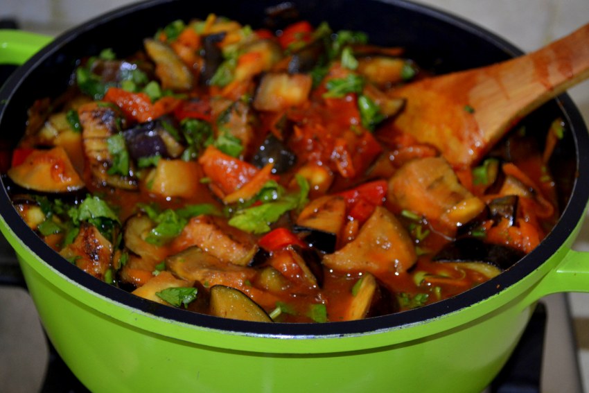 Овощное рагу с мясом в духовке