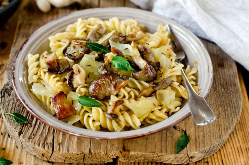 Макароны с овощами и мясным рулетом