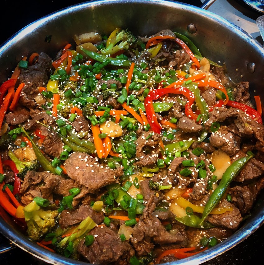 Говядина с овощами на сковороде