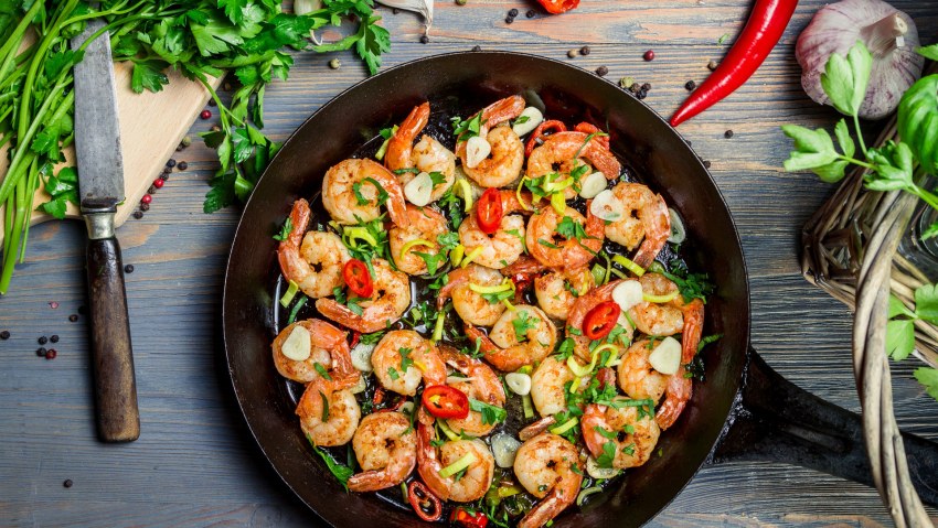 Вкусные жареные креветки с чесноком