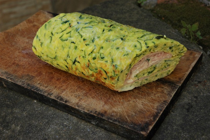 Сырно яичный рулет с куриным фаршем.