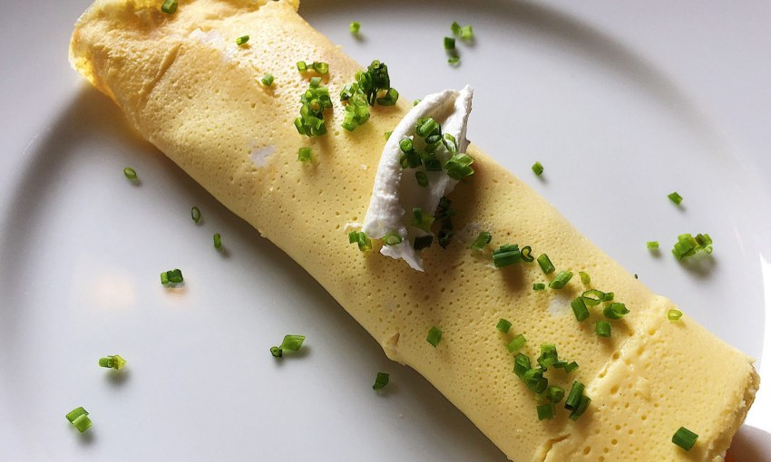 Яичный рулет с курицей