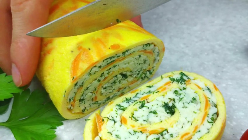 Рулет из омлета с начинкой из моркови