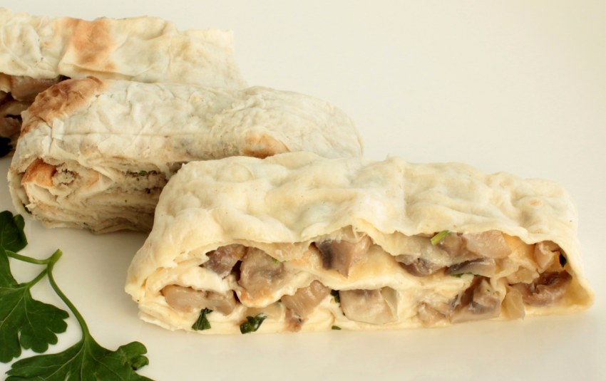 Рулет из лаваша с курицей и грибами