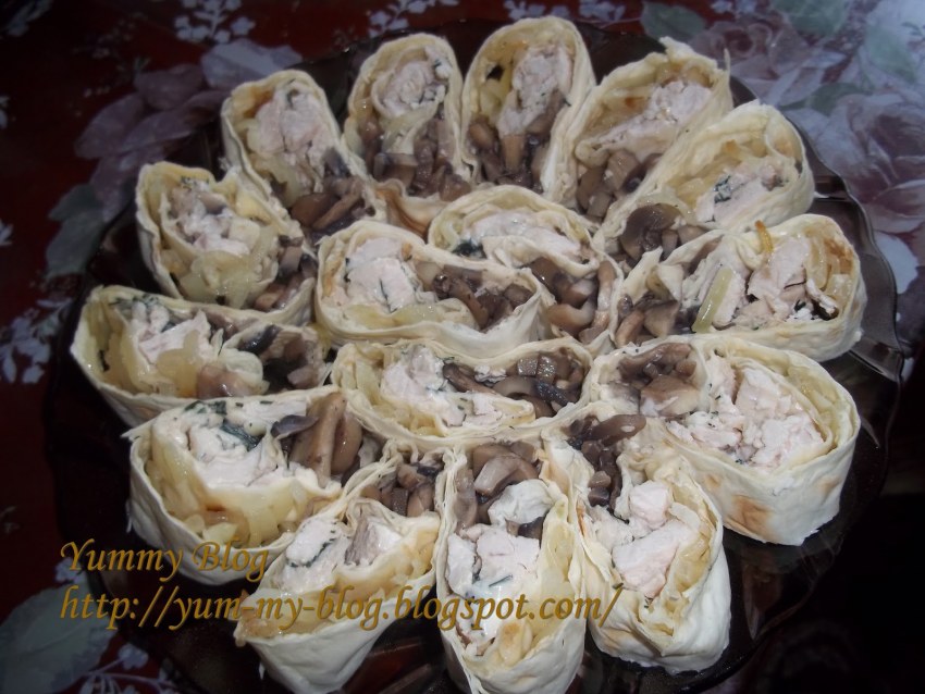 Рулет с грудкой и грибами из лаваша