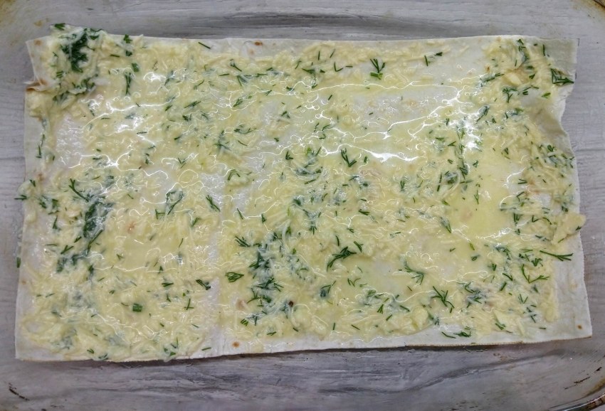 Рулет из лаваша с консервированной рыбой и сыром и яйцом