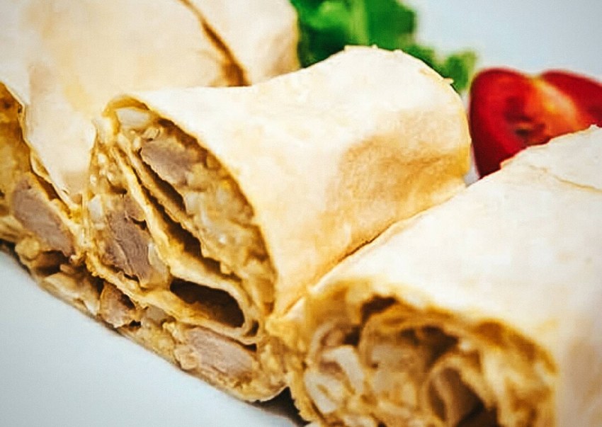 Рулет из лаваша с курицей и сыром