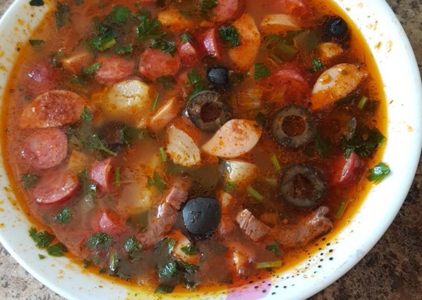 Солянка сборная мясная с картошкой и колбасой