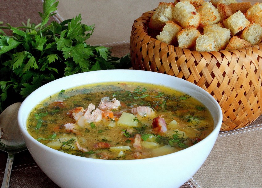 Гороховый суп с мясом гренками