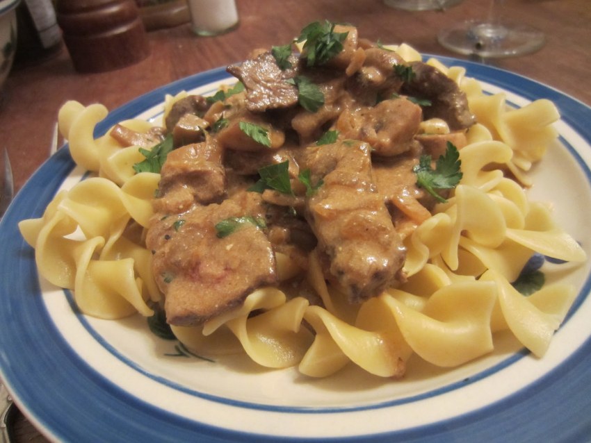 Тушеная печень с помидорами и луком